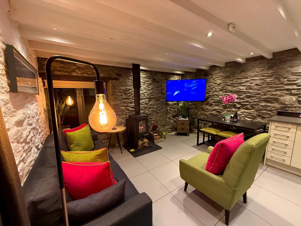 Sunridge Fishing Lodge with Hot Tub & Giant Cinema - Housity