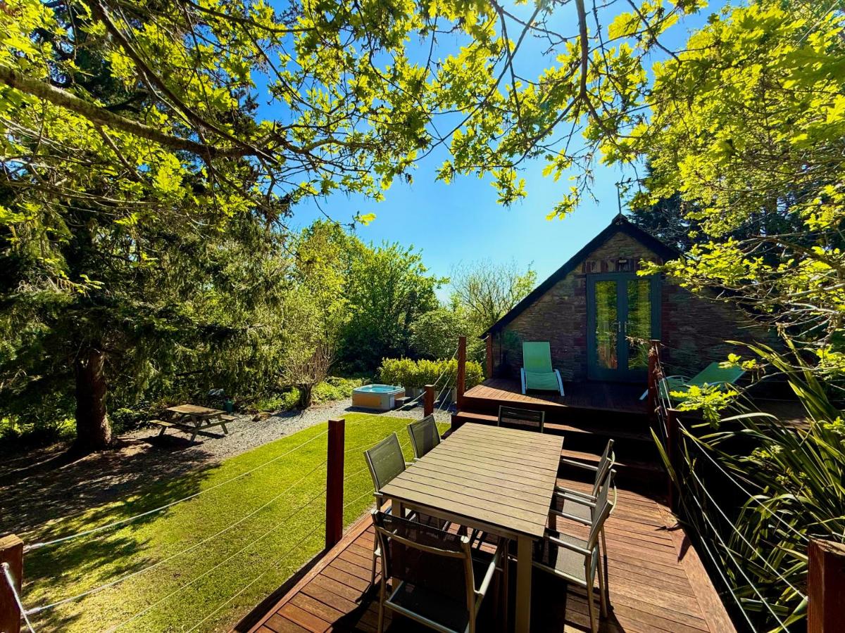 Sunridge Fishing Lodge with Hot Tub & Giant Cinema - Housity