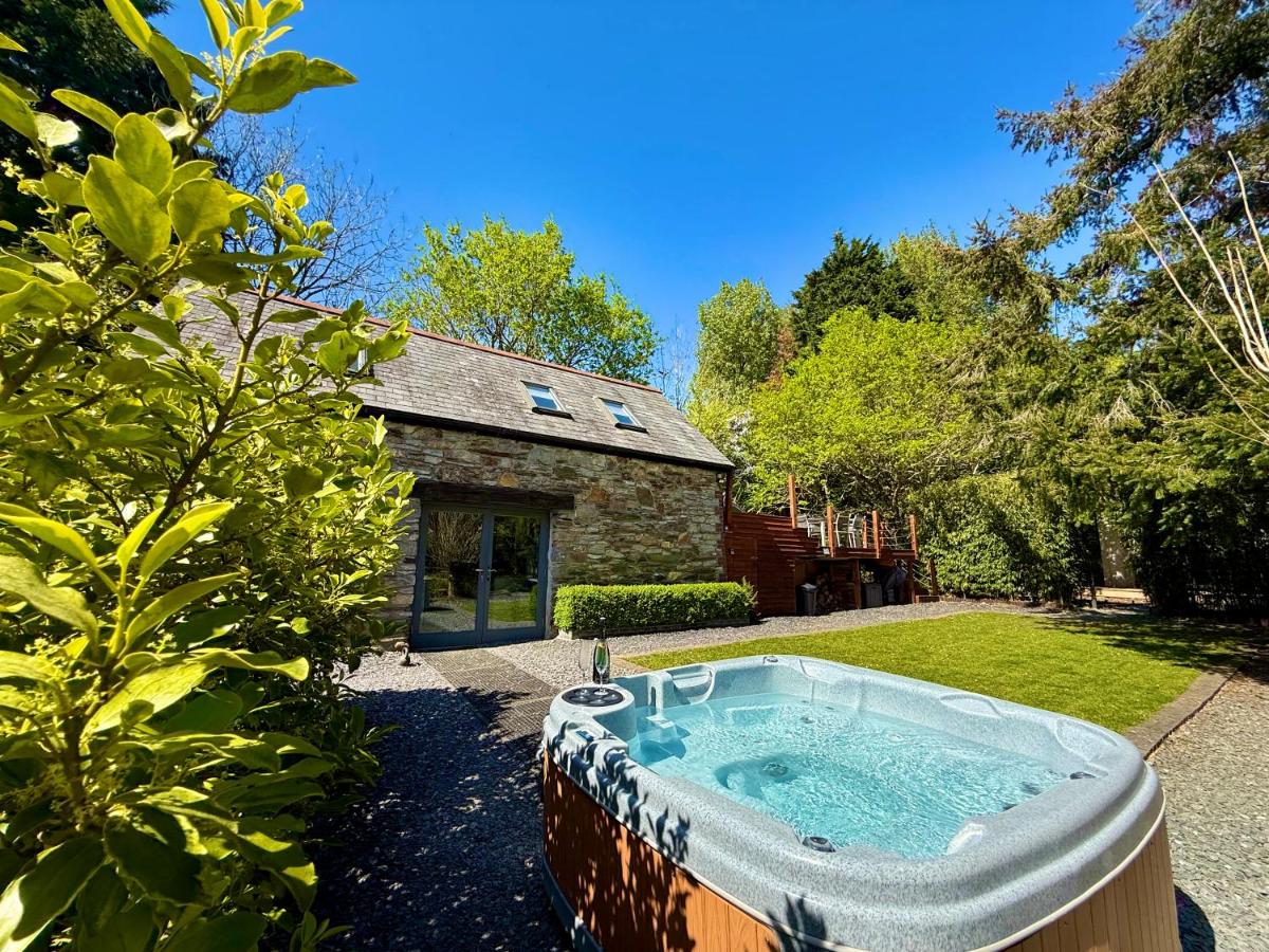 Sunridge Fishing Lodge with Hot Tub & Giant Cinema - Housity