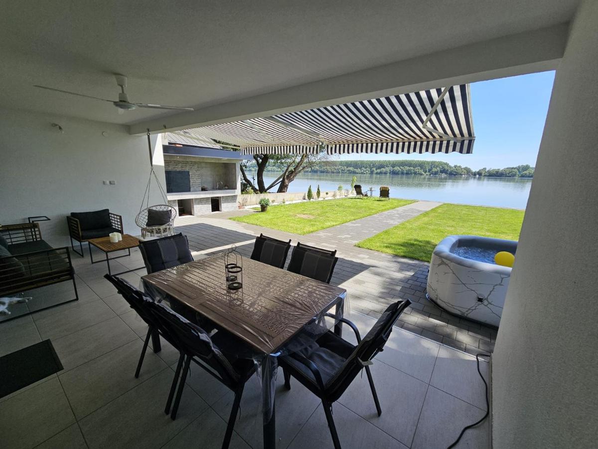 Beli Dvor na Dunavu - Housity