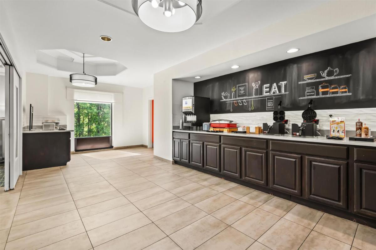 Hampton Inn Elkton - Housity