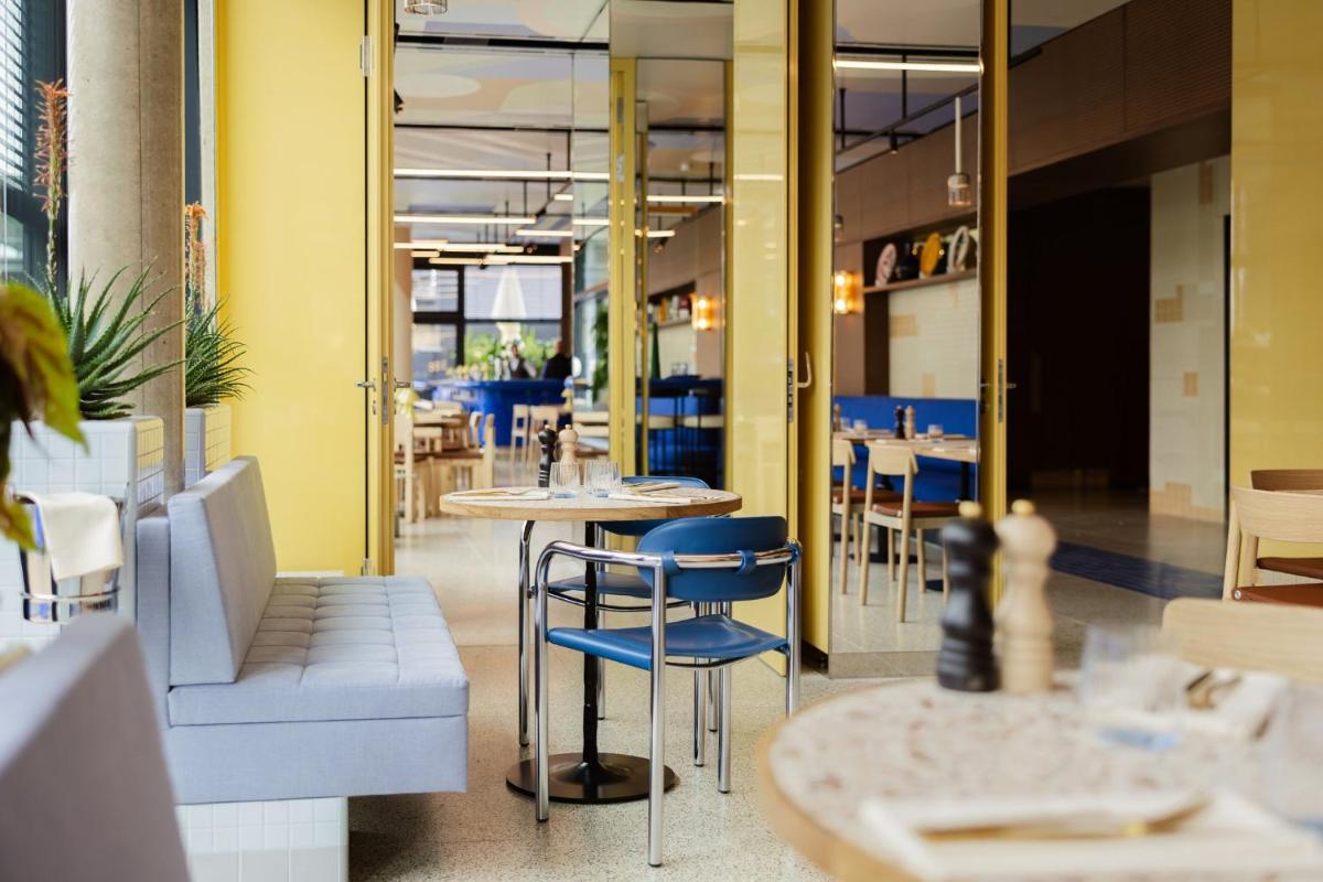 Ein Sitzbereich in der Unterkunft Kimpton Main Frankfurt by IHG