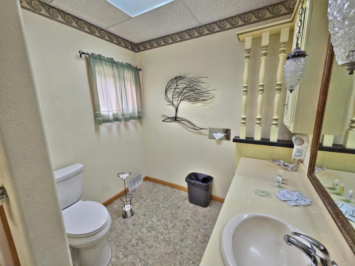 Cedar Wood Inn - Housity