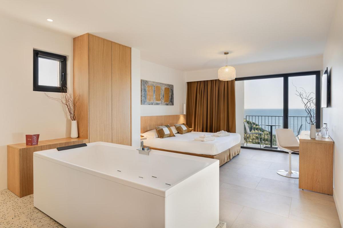 Un ou plusieurs lits dans un hébergement de l'établissement Grand Hotel Du Golfe - Spa & Restaurant
