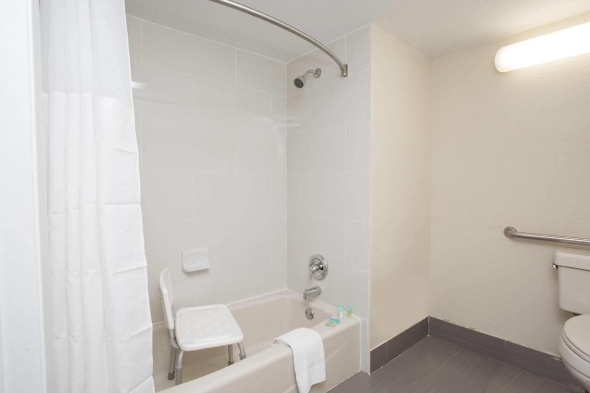 Days Inn & Suites by Wyndham Orlando Airport - Housity