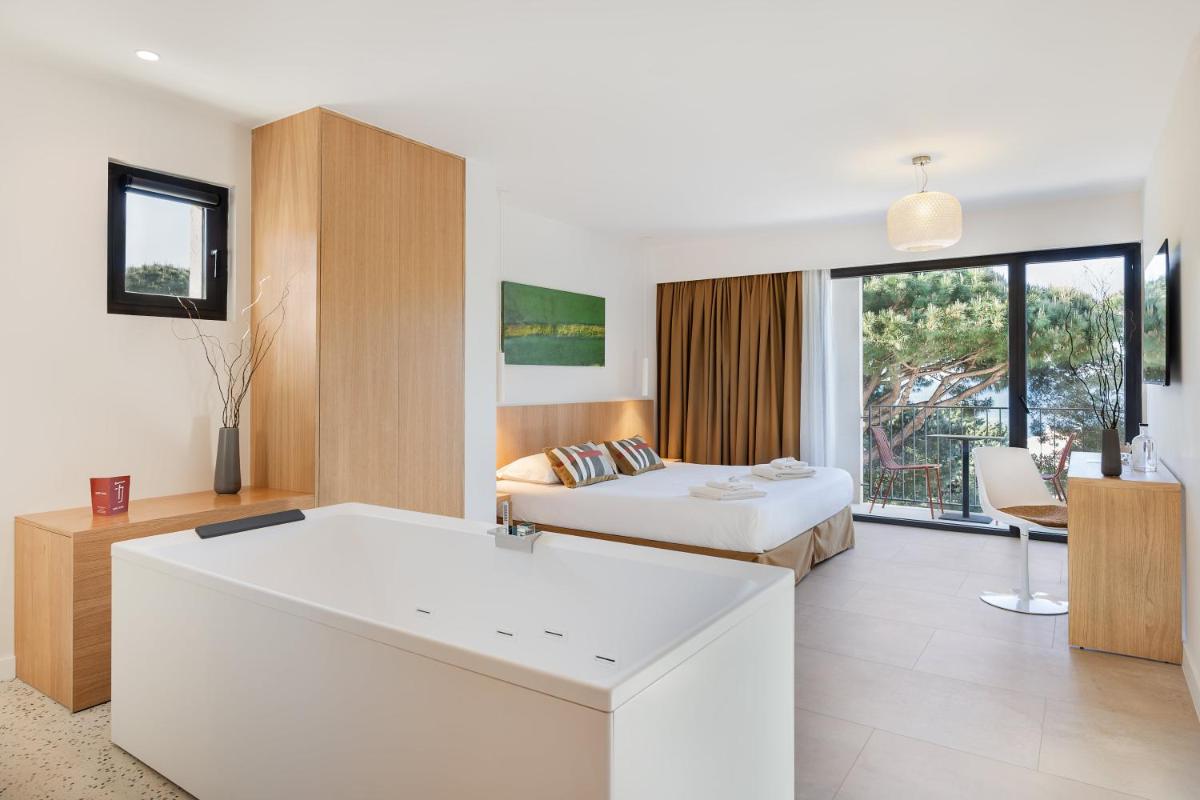 Un ou plusieurs lits dans un hébergement de l'établissement Grand Hotel Du Golfe - Spa & Restaurant