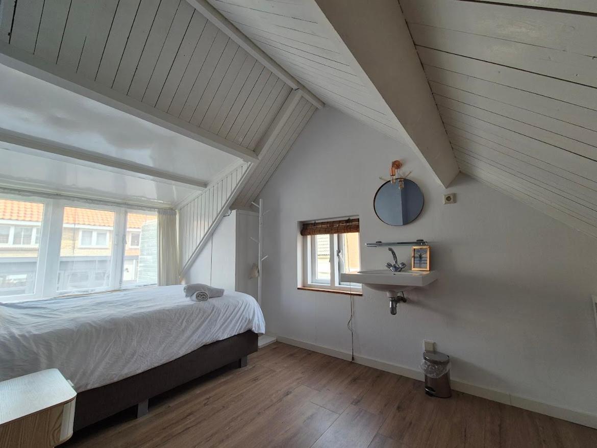 cottage near the beach in the center.**** - Housity