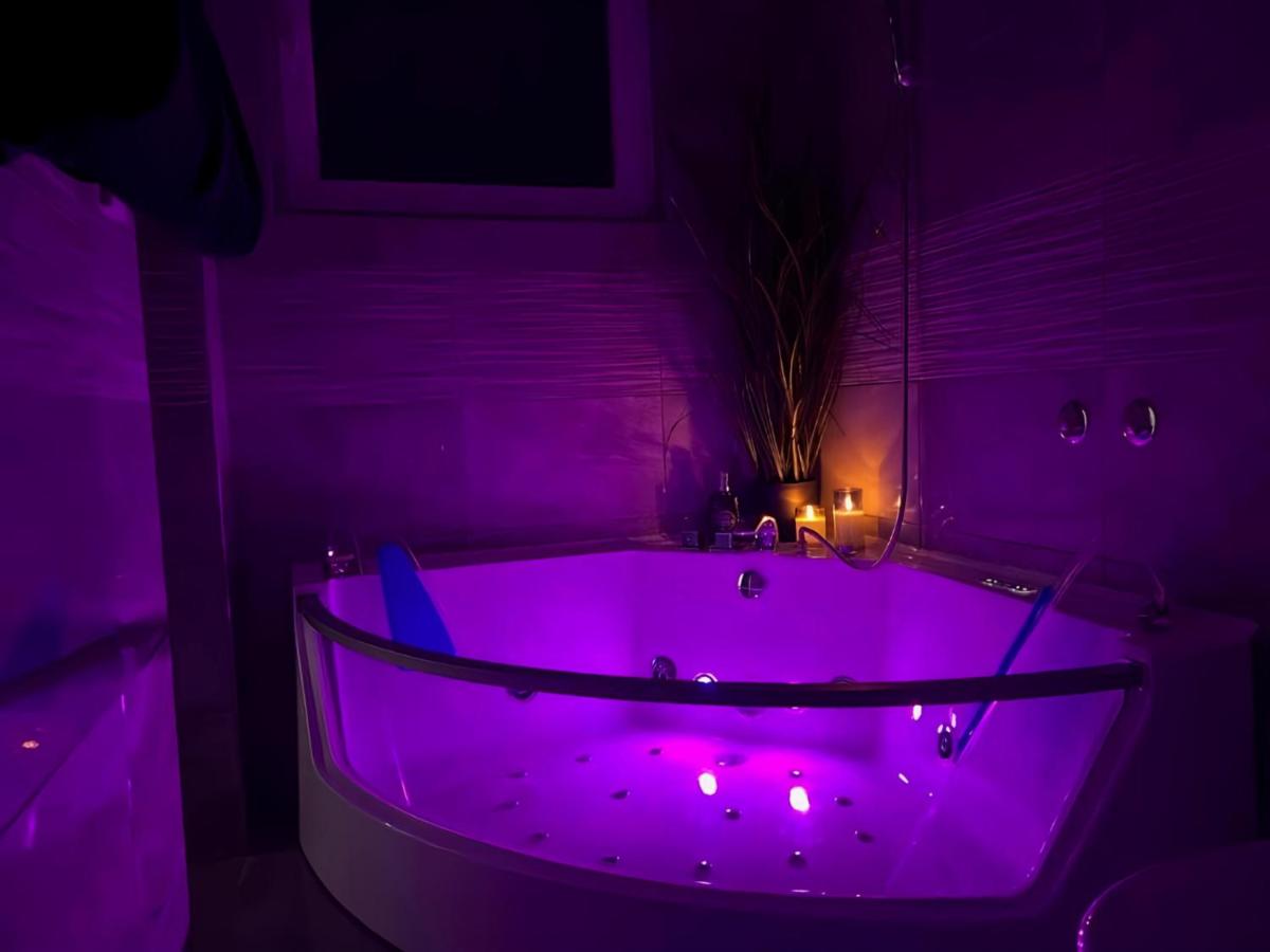 LuxRooms - rooms with private jacuzzi - Housity