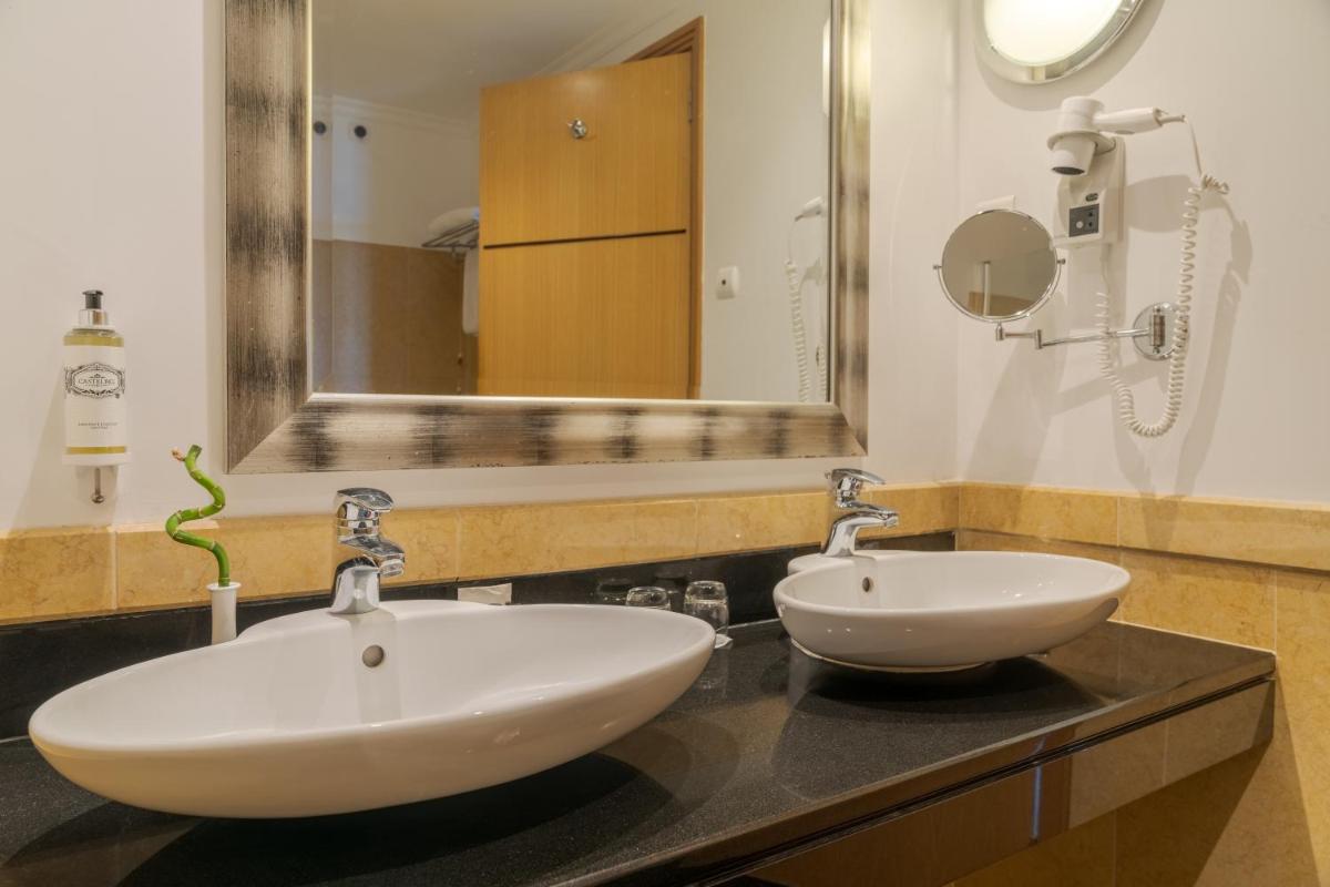 Uma casa de banho em Pestana Grand Ocean Resort Hotel