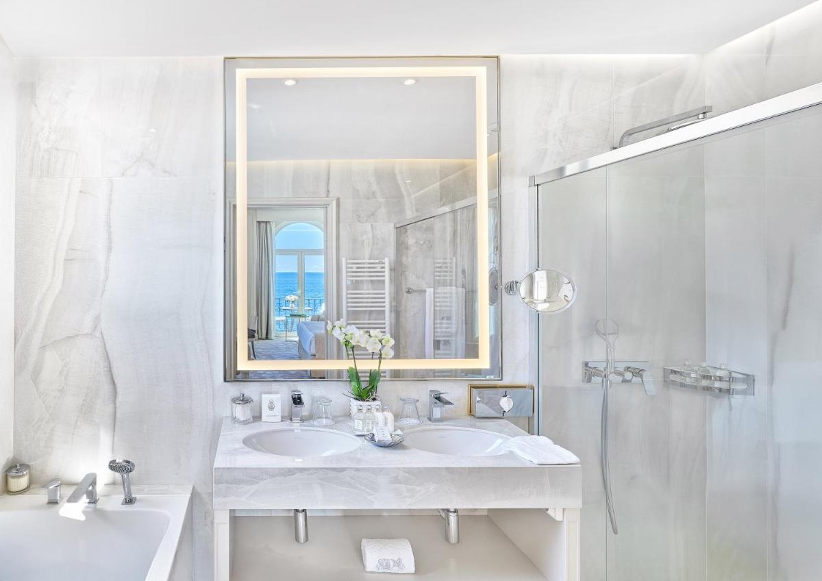 Salle de bains dans l'établissement La Réserve de Beaulieu