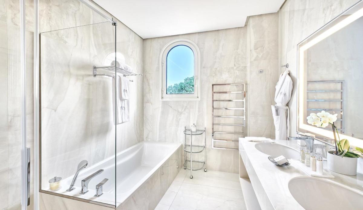 Salle de bains dans l'établissement La Réserve de Beaulieu