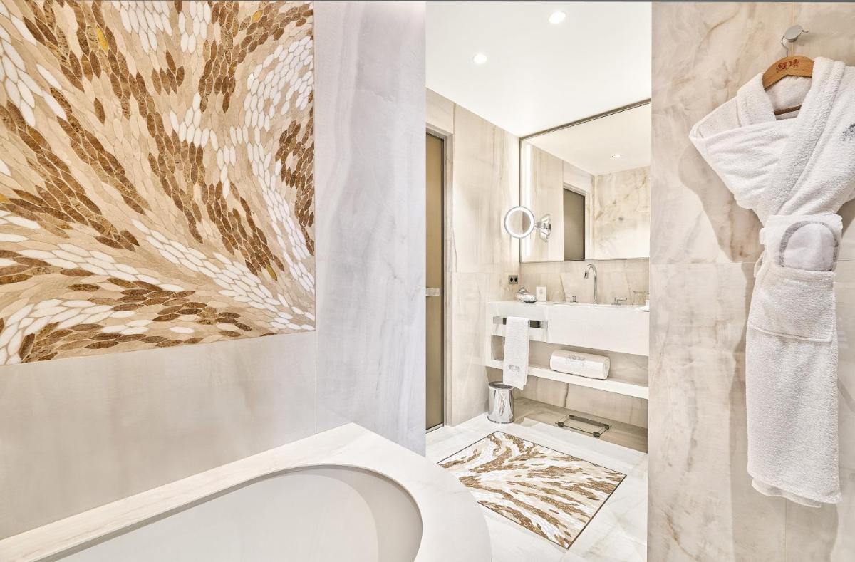 Salle de bains dans l'établissement La Réserve de Beaulieu