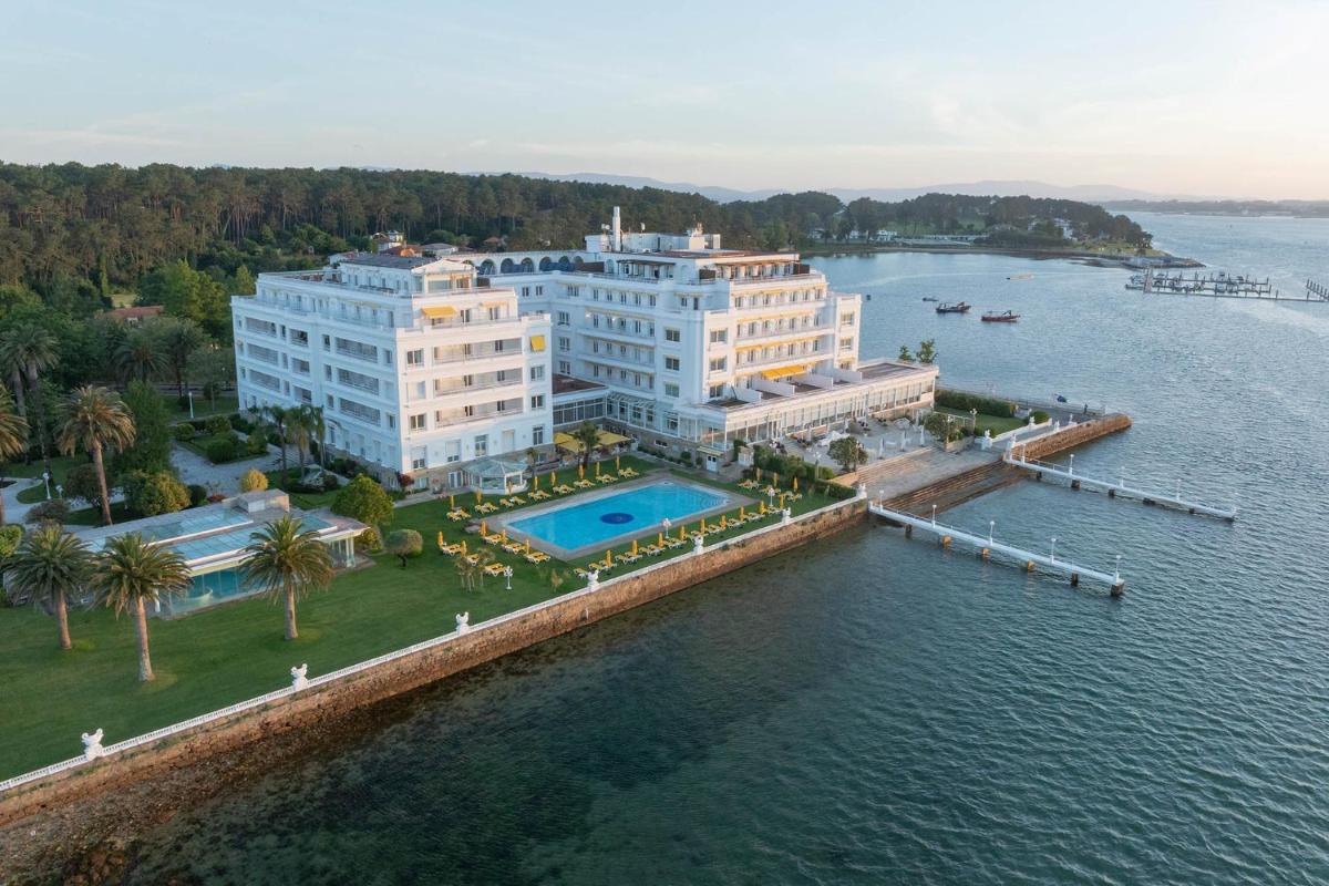 una vista aérea de un hotel sobre el agua en Eurostars Gran Hotel La Toja, en Isla de la Toja