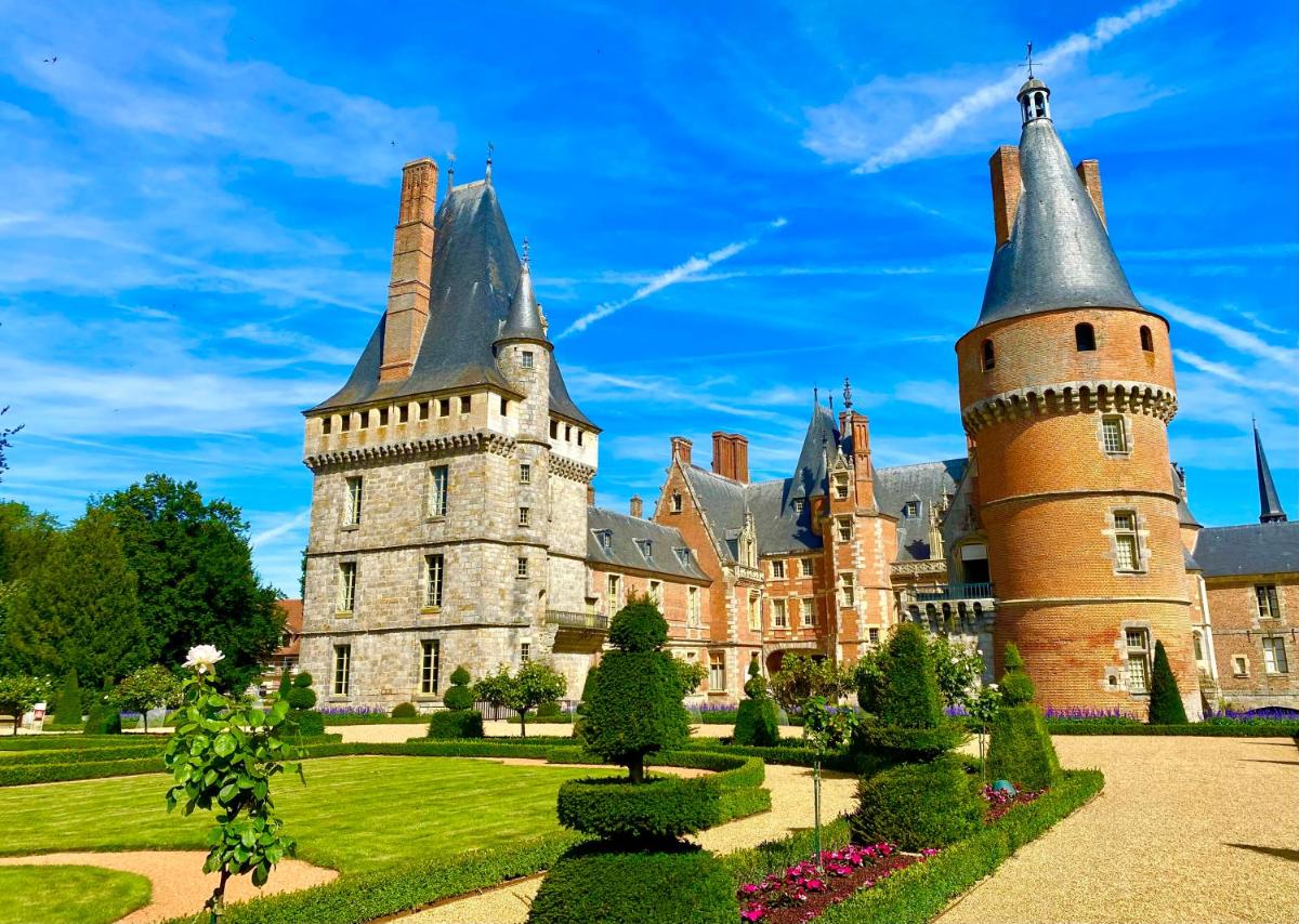 un château avec deux tours et un jardin dans l'établissement Mercure Maintenon, à Maintenon
