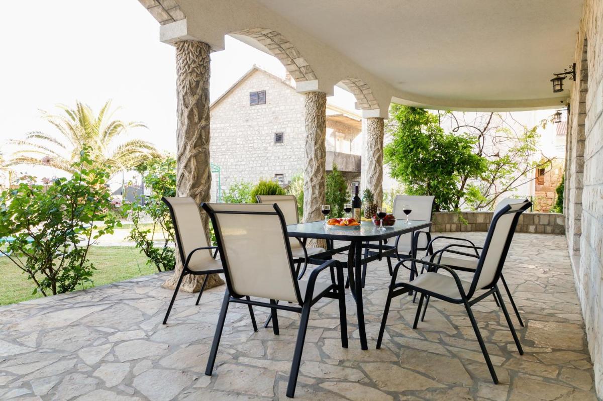 Apartment Iris with pool Lido of Herceg Novi Bijela - Housity