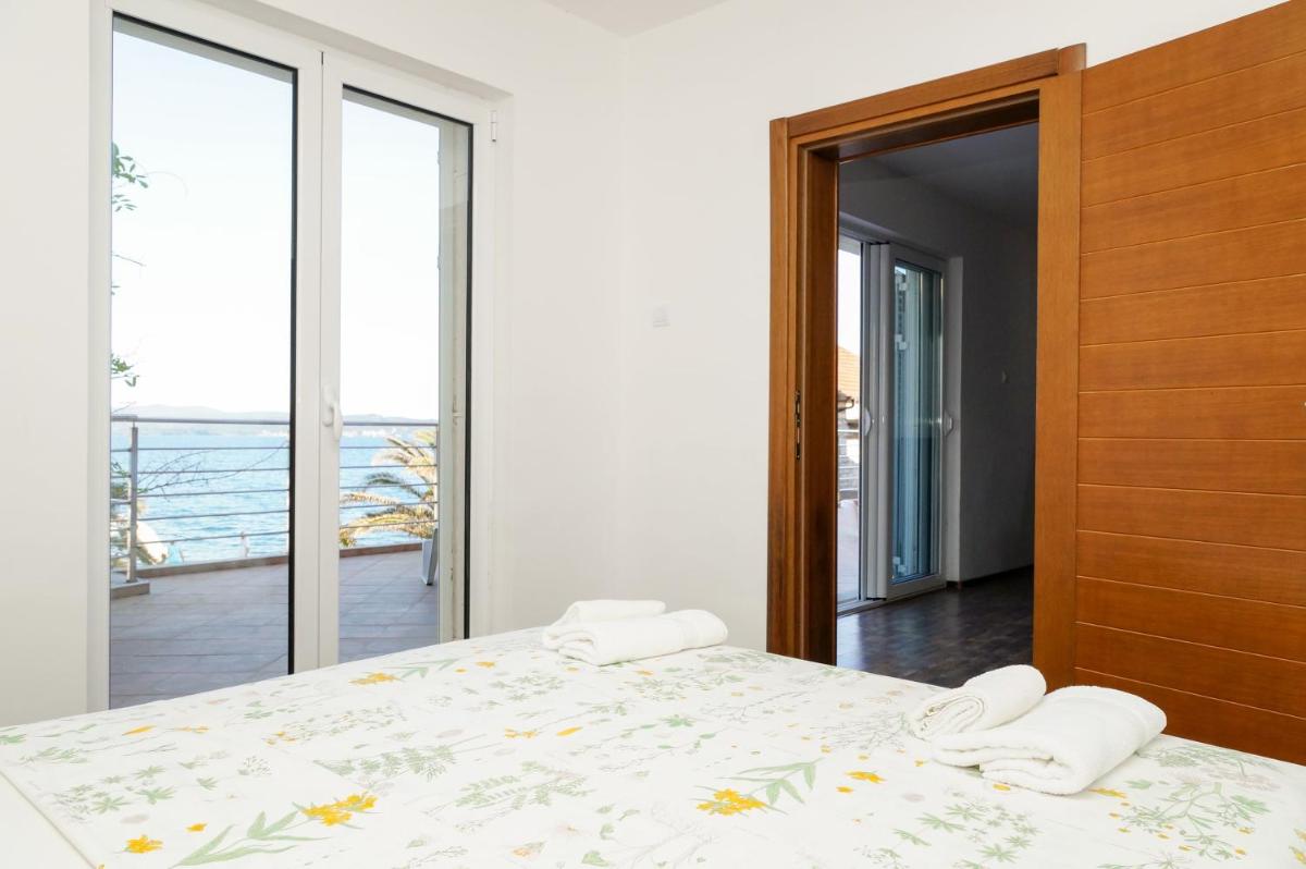 Apartment Iris with pool Lido of Herceg Novi Bijela - Housity