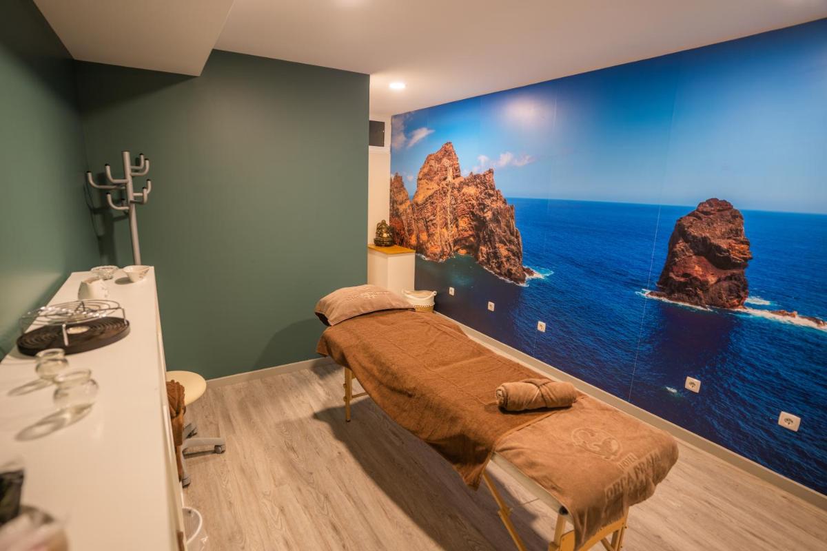 Uma televisão e/ou sistema de entretenimento em Hotel Orca Praia