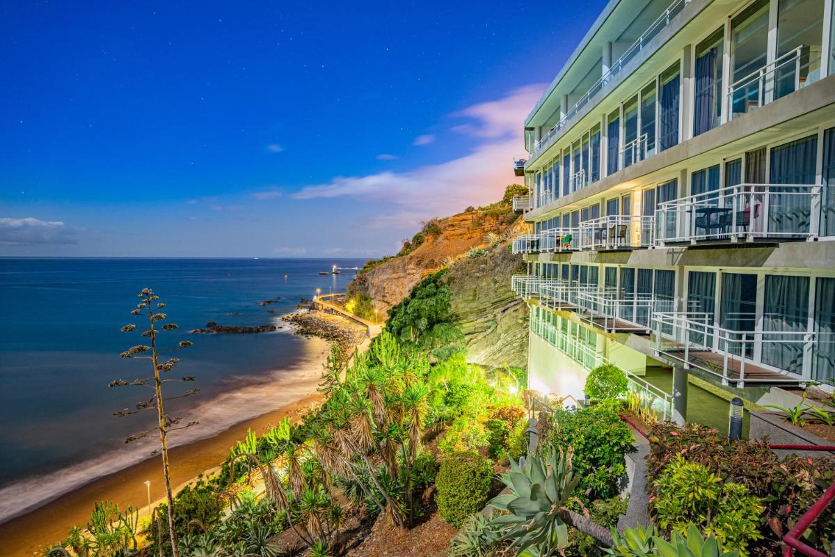 uma vista para o oceano do lado de um edifício em Hotel Orca Praia no Funchal
