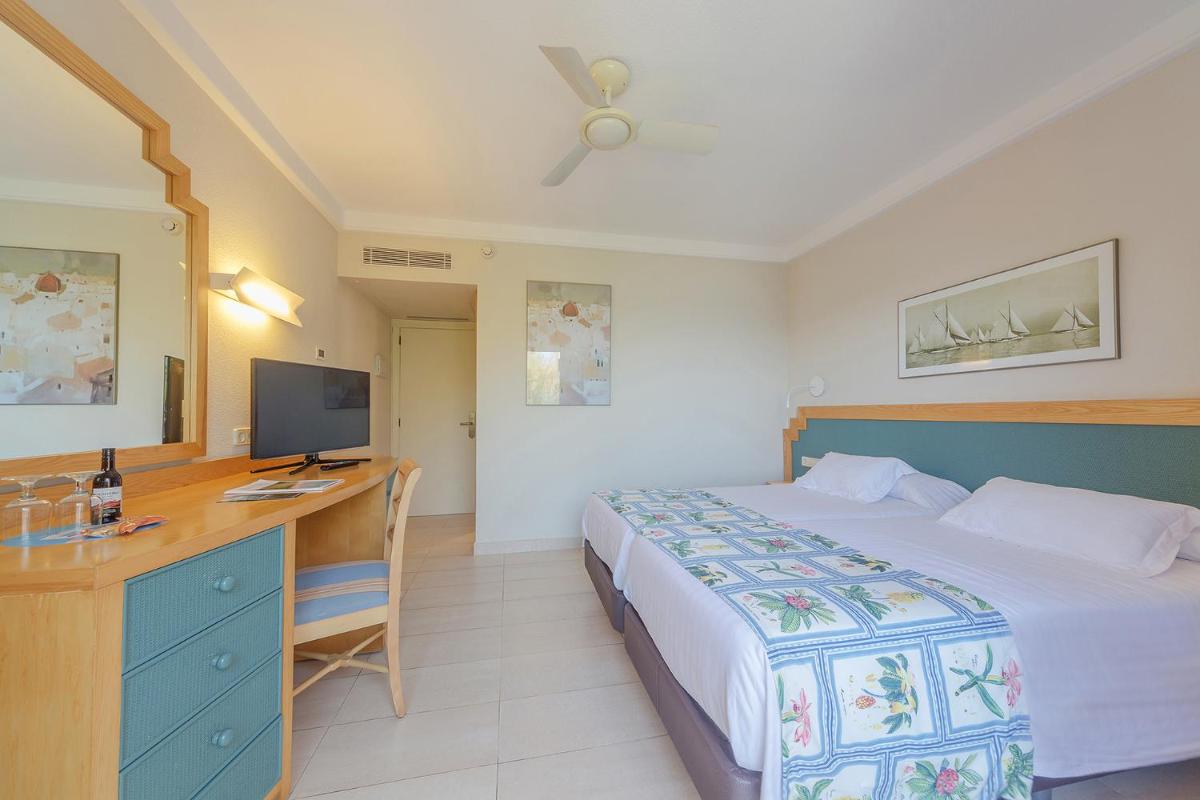Cama o camas de una habitación en PortBlue Club Pollentia Resort & Spa