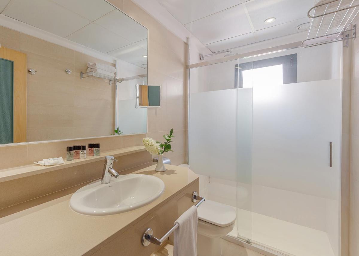 Un baño de PortBlue Club Pollentia Resort & Spa
