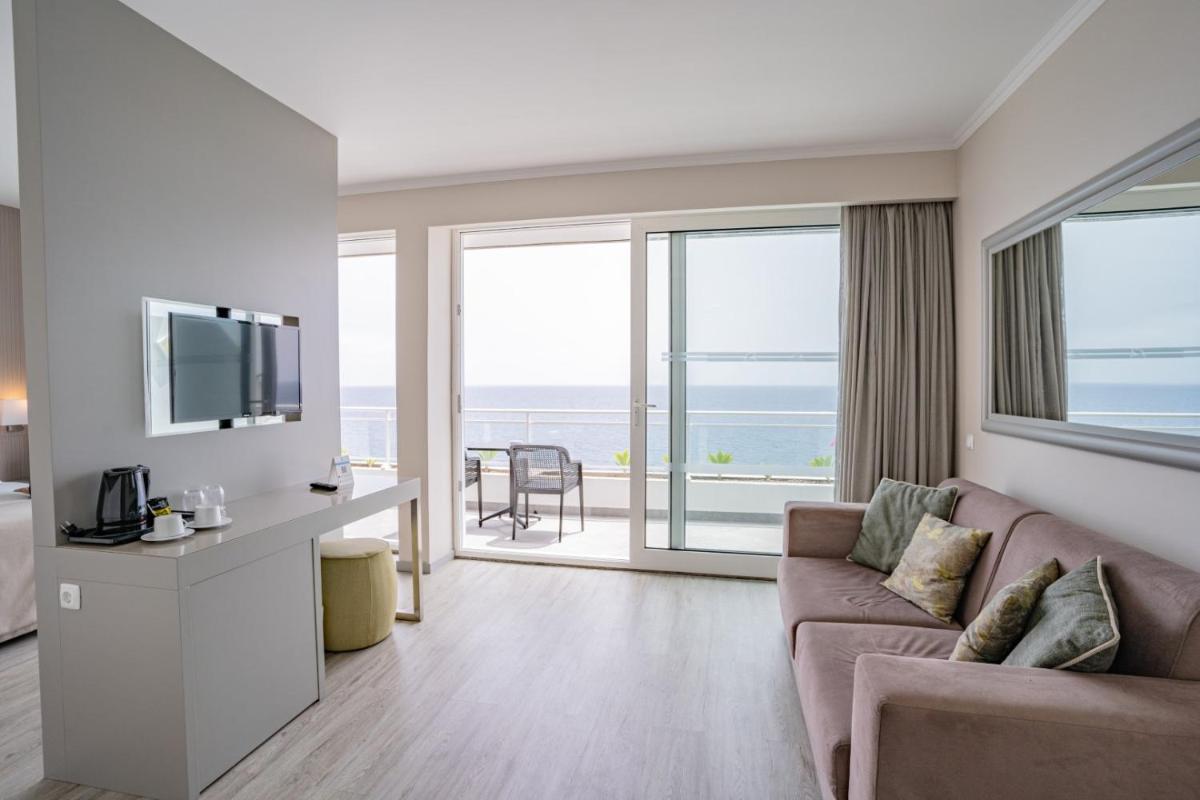 Uma televisão e/ou sistema de entretenimento em Hotel Orca Praia