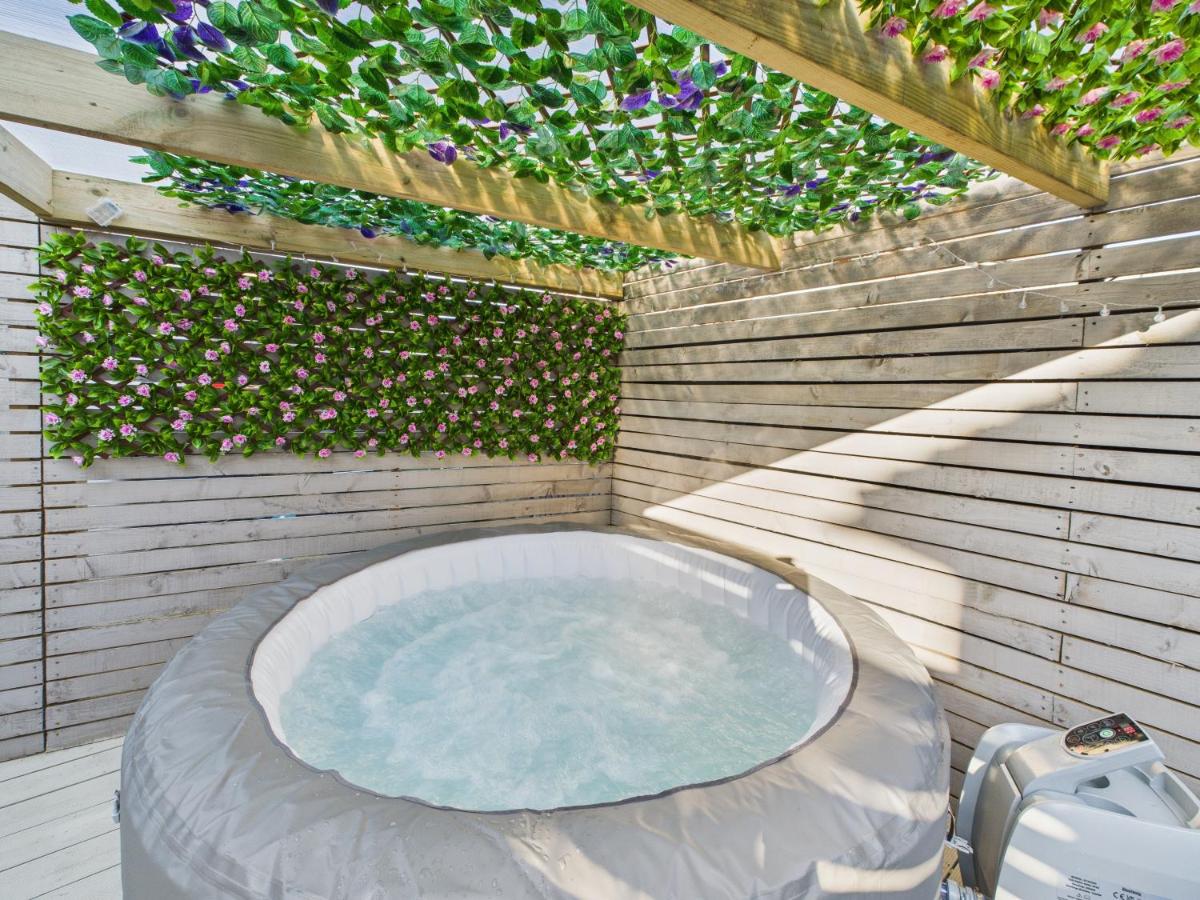 Corner House- hot tub and outdoor fireplace - Housity