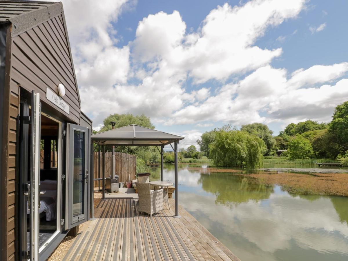 Oak Lodge At Bridge Lake Farm & Fishery - Housity