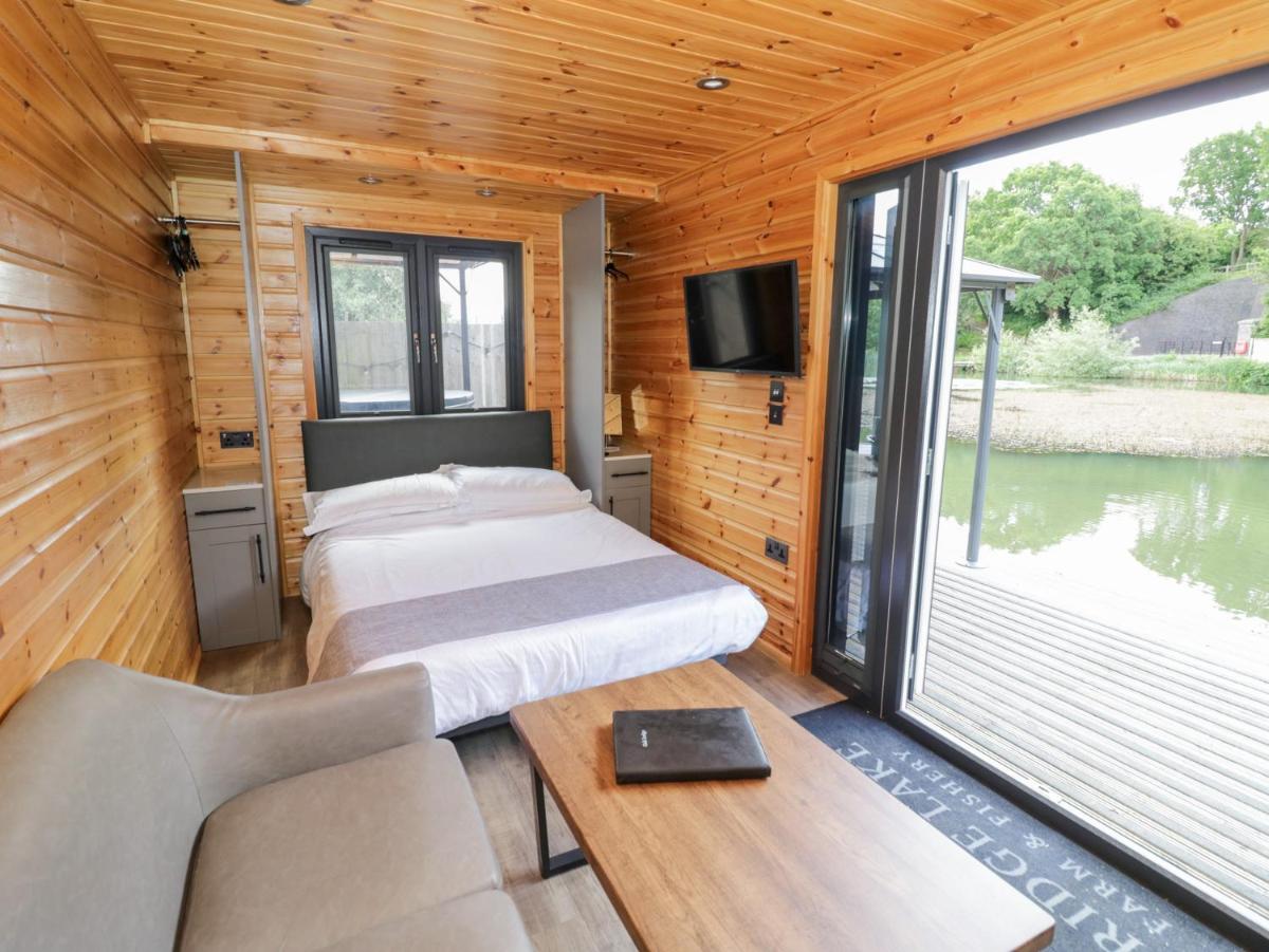 Oak Lodge At Bridge Lake Farm & Fishery - Housity