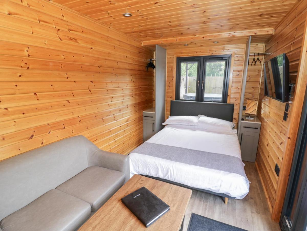 Oak Lodge At Bridge Lake Farm & Fishery - Housity