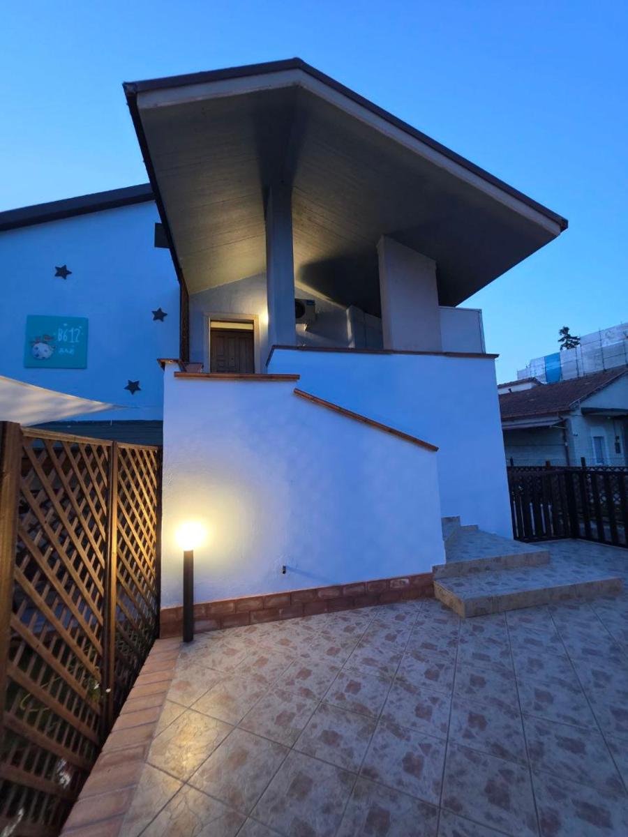 B612 bed & breakfast CAMERE ROSA VOLPE AVIATORE - Housity