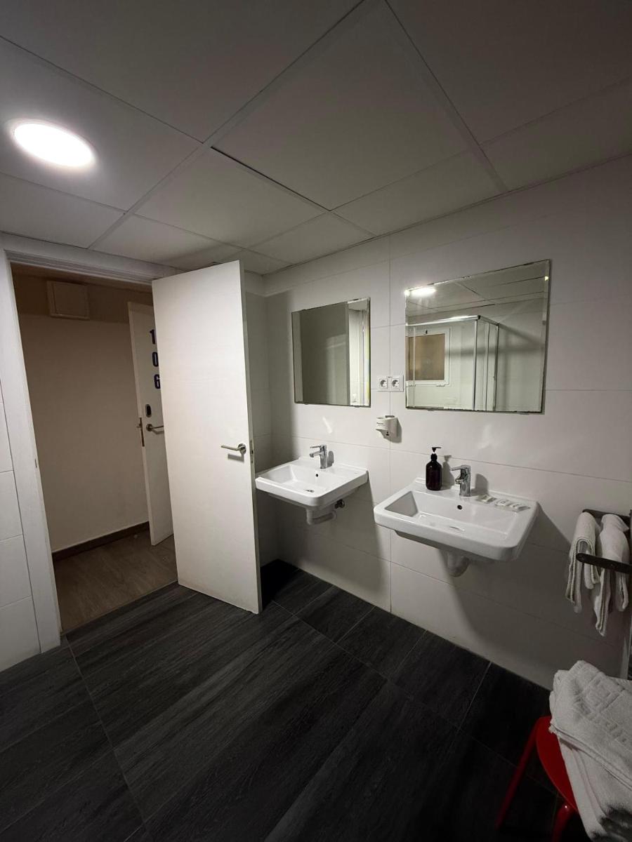 Hostal B and B Benidorm - Housity