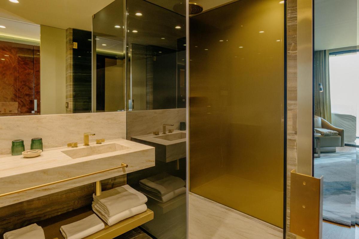 Uma casa de banho em Vila Foz Hotel & SPA - member of Design Hotels