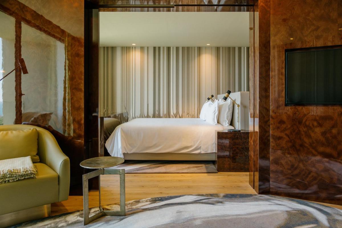 Uma cama ou camas num quarto em Vila Foz Hotel & SPA - member of Design Hotels