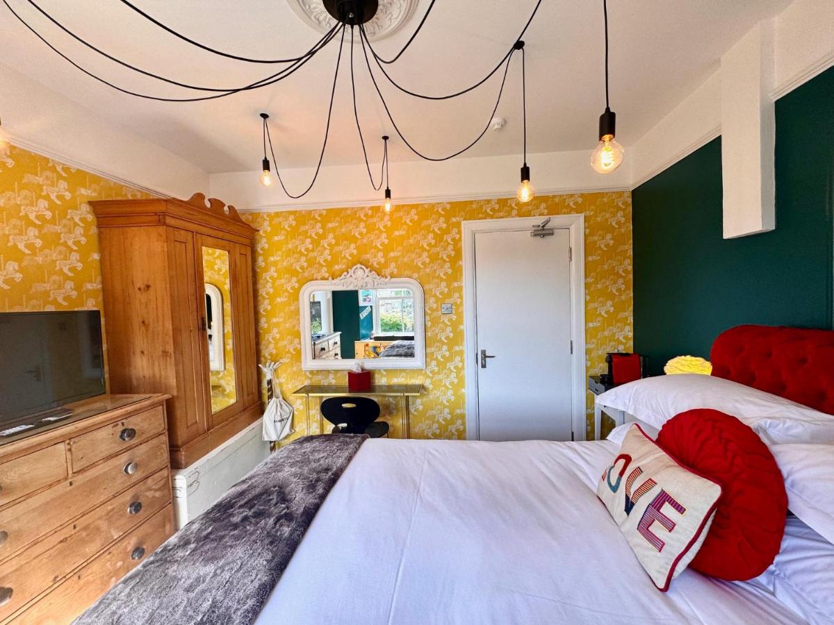 Brightham House - Exclusively for Adults - Housity