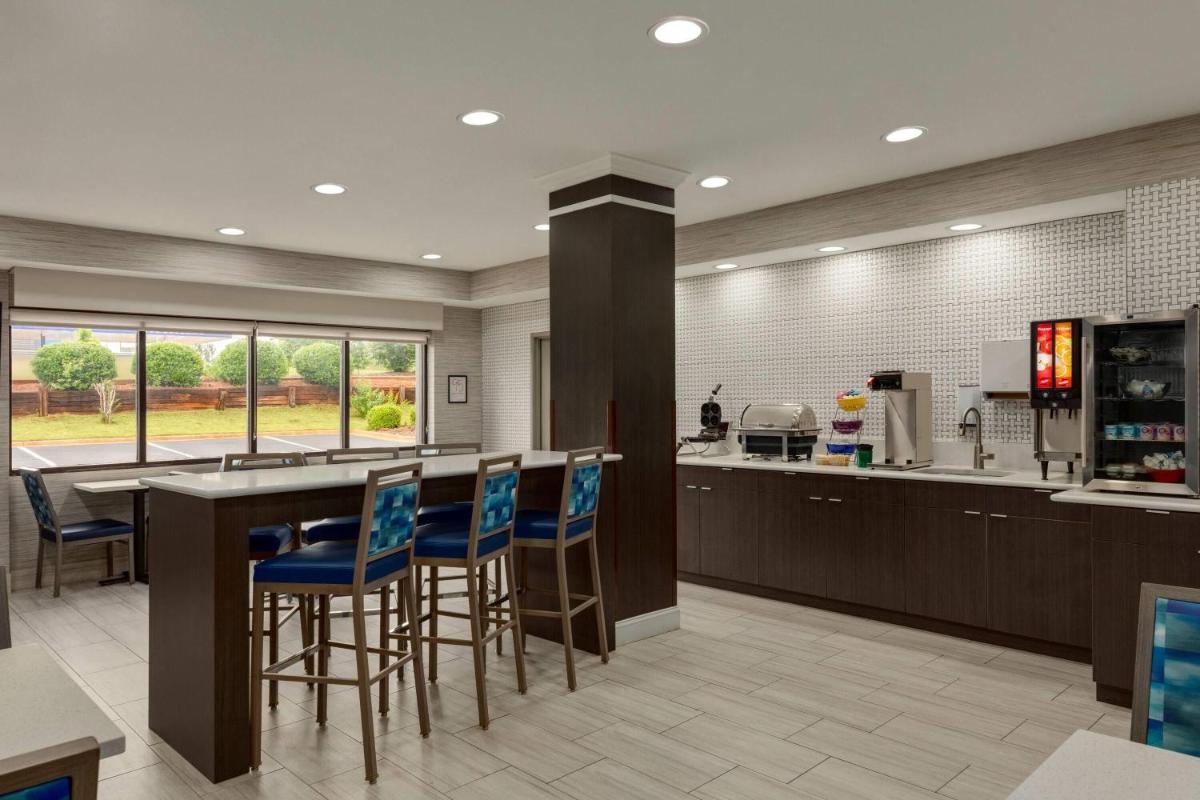 Days Inn & Suites by Wyndham Prattville-Montgomery - Housity