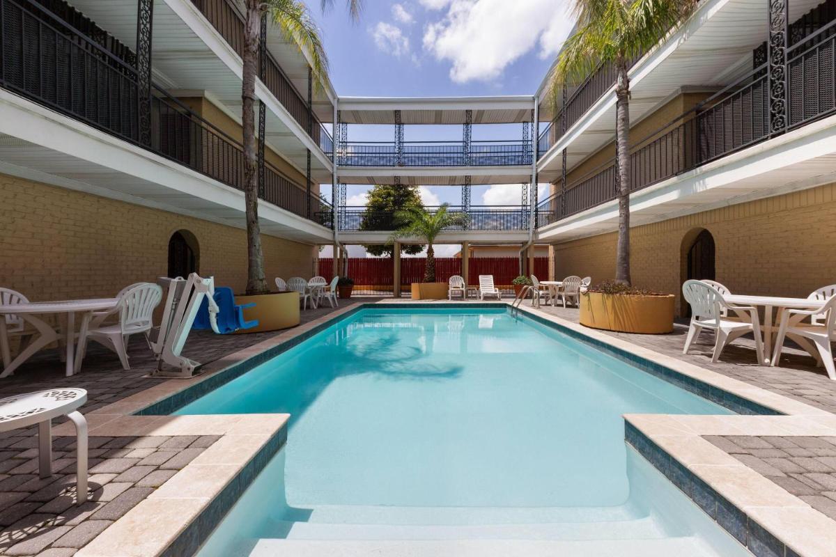 Super 8 by Wyndham New Orleans - Housity