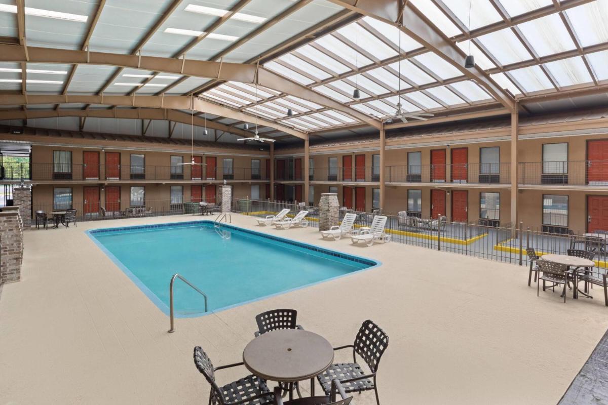 Baymont by Wyndham Knoxville I-75 - Housity
