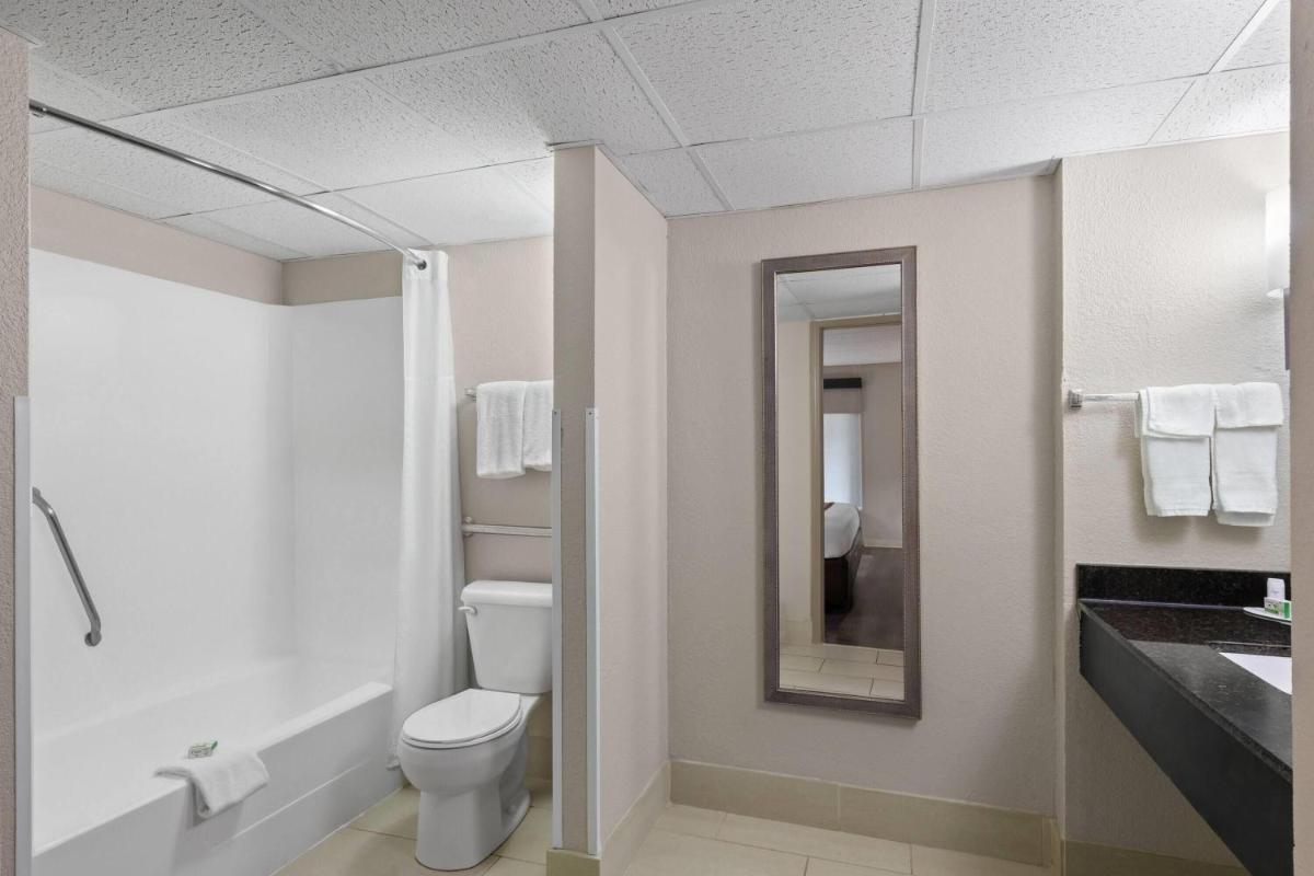 Baymont by Wyndham Knoxville I-75 - Housity