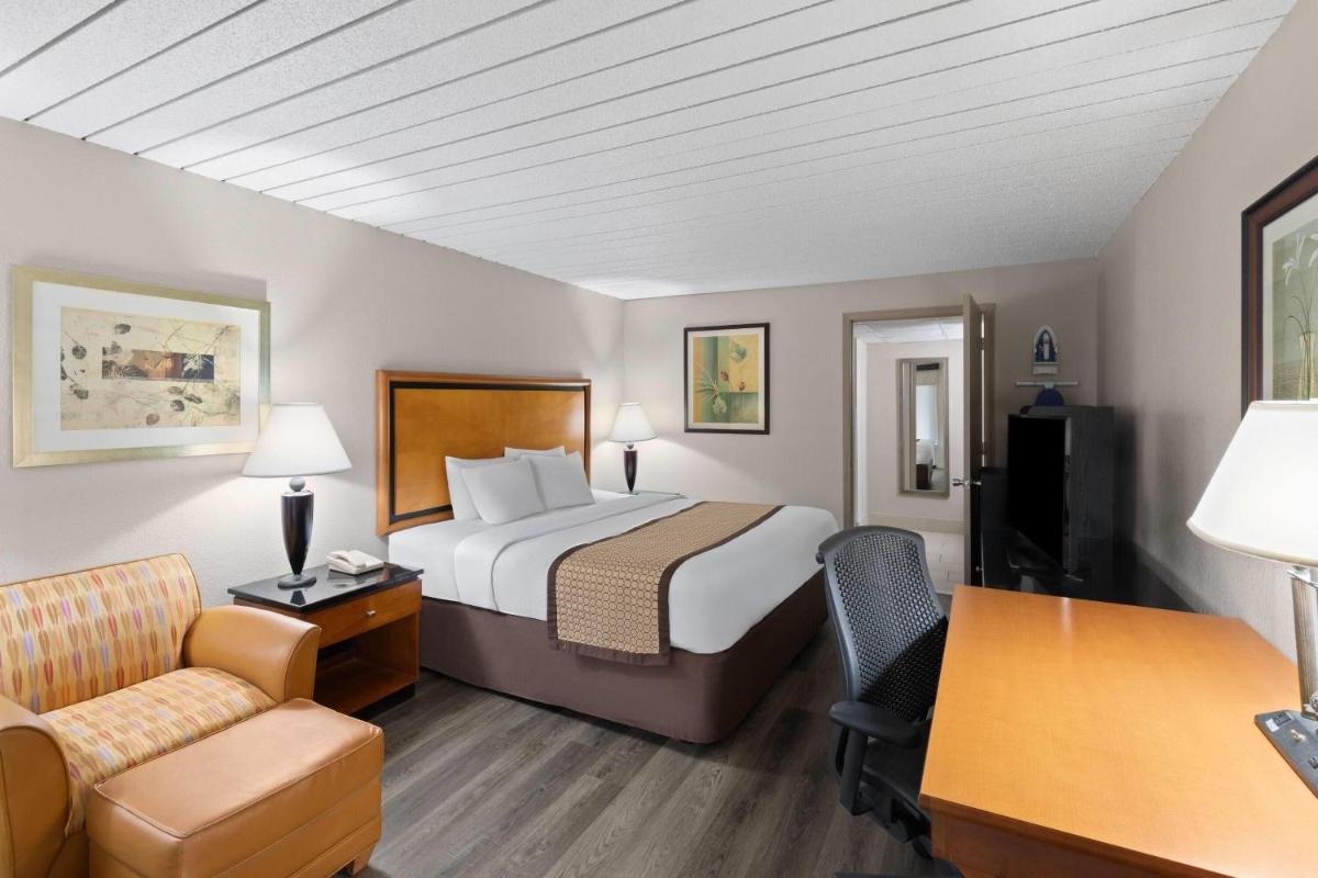 Baymont by Wyndham Knoxville I-75 - Housity