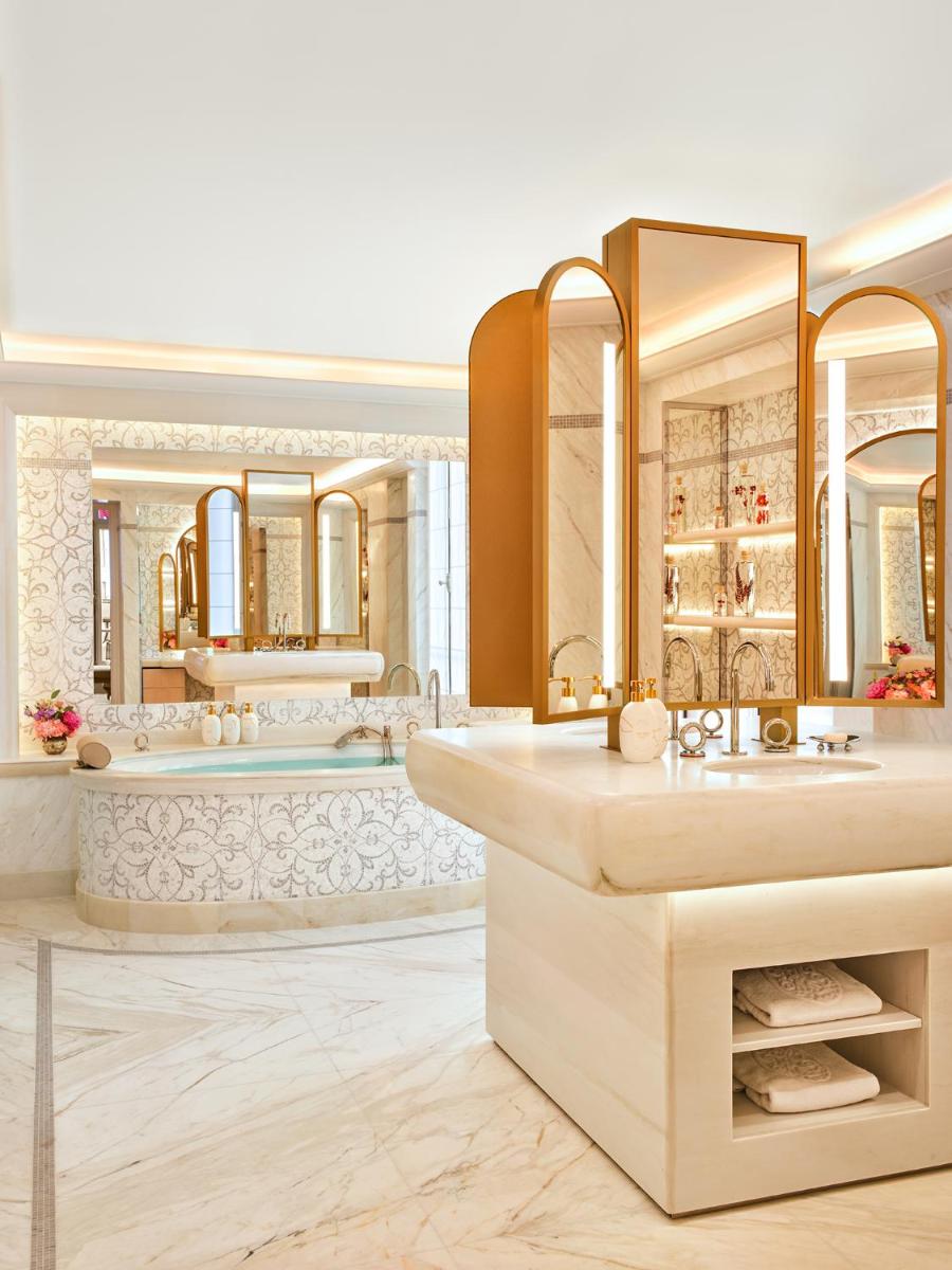 une salle de bain avec deux lavabos et un grand miroir dans l'établissement Hôtel Plaza Athénée - Dorchester Collection, à Paris 37 autres photos