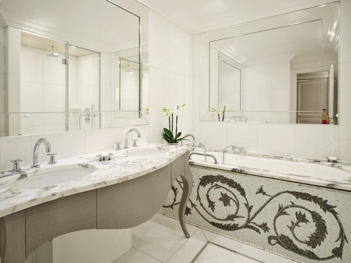 Salle de bains dans l'établissement Hôtel Plaza Athénée - Dorchester Collection