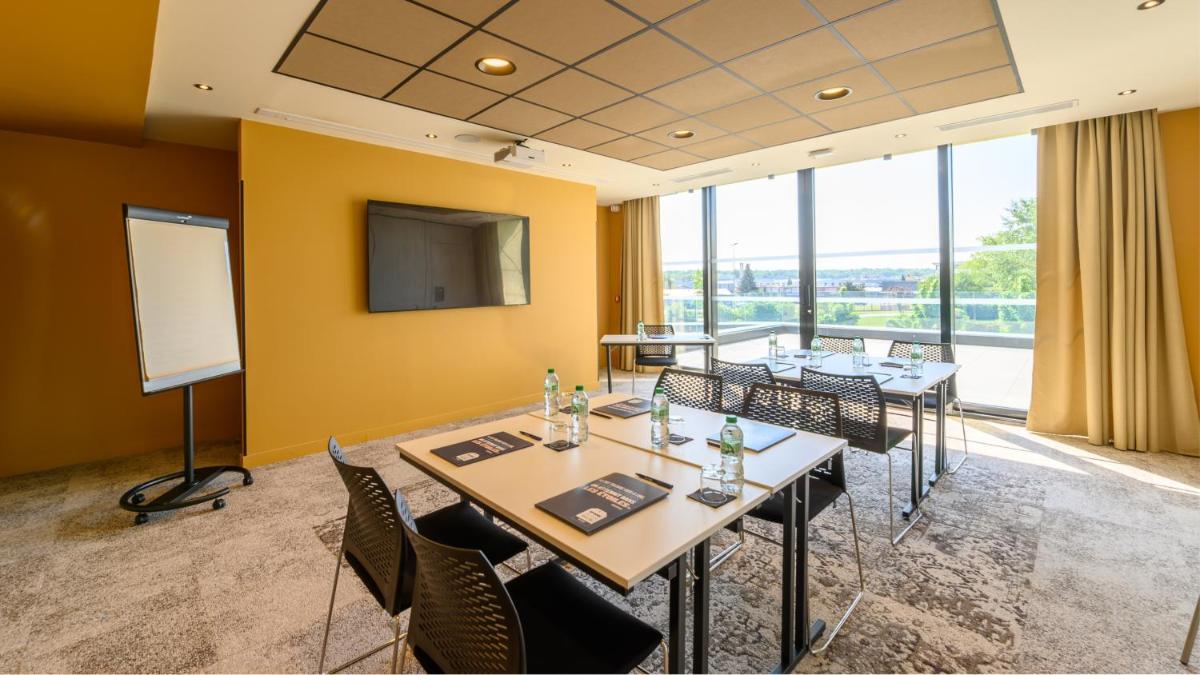 Télévision ou salle de divertissement dans l'établissement Kyriad Prestige Compiègne Hotel & Spa