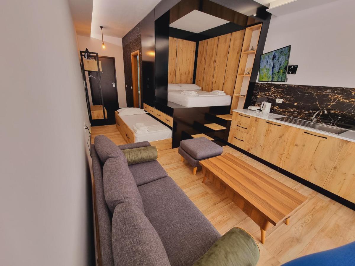 Teo's Deluxe Studios - Housity