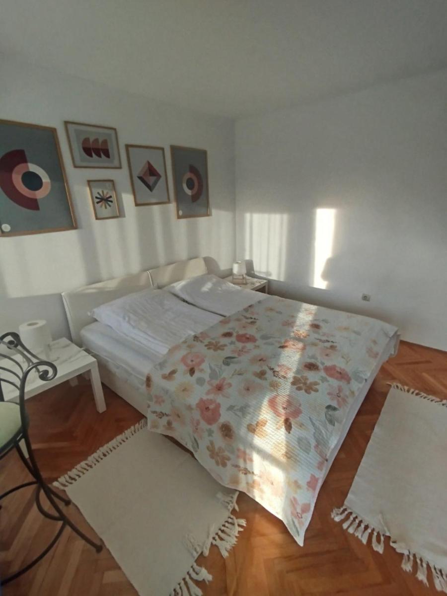 Centar apartman - gradski trg - Housity