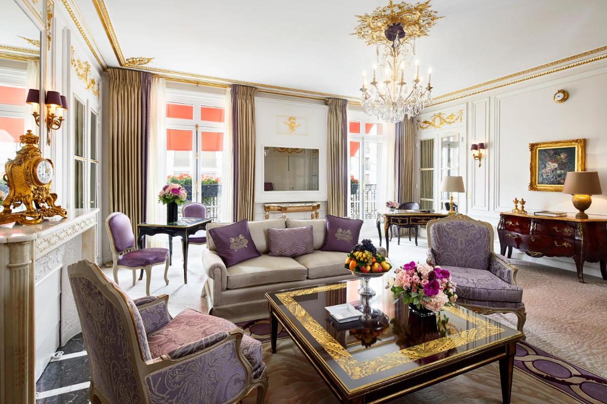 un salon avec un canapé et une table dans l'établissement Hôtel Plaza Athénée - Dorchester Collection, à Paris