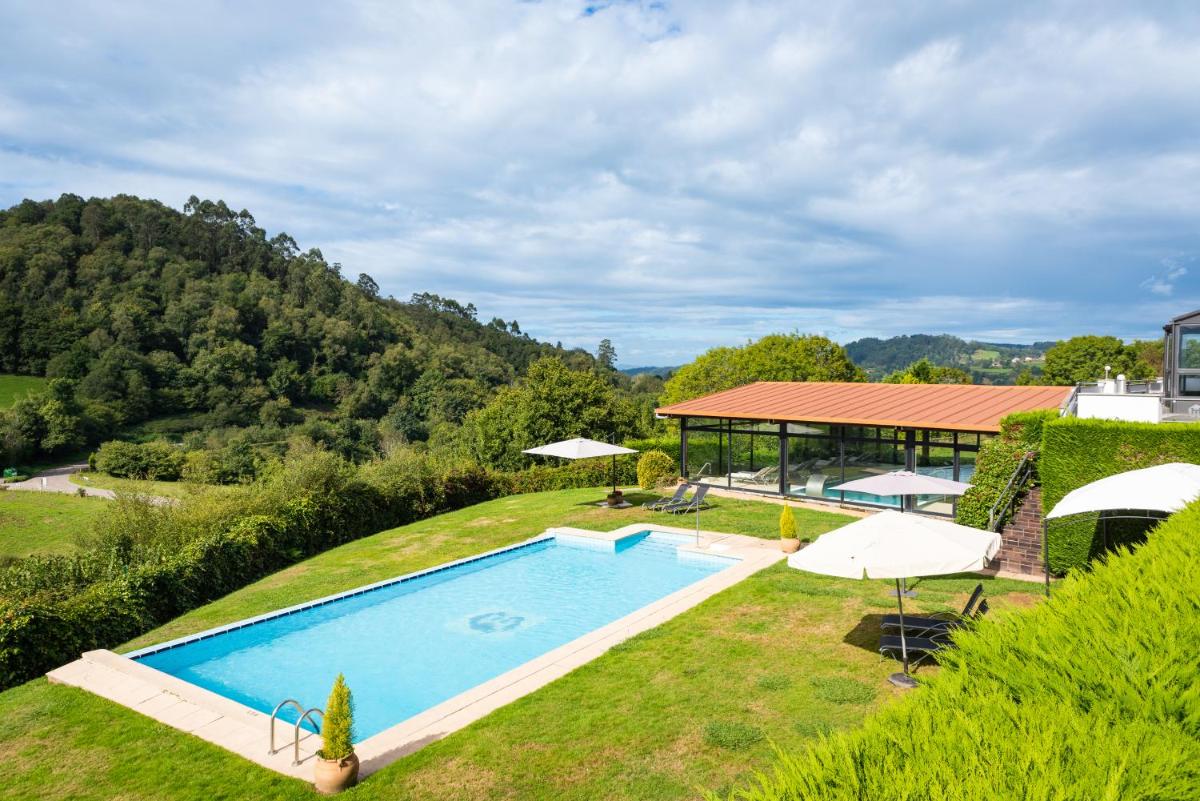 Una vista aérea de una piscina en un patio. en Hosteria de Torazo Nature Hotel & Spa, en Torazo