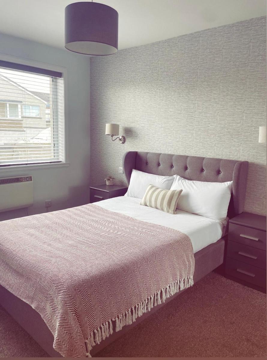 Malva - Modern 2 Bedroom Bungalow in Wick Sleeps 4 with private parking - NC500 Route - Housity