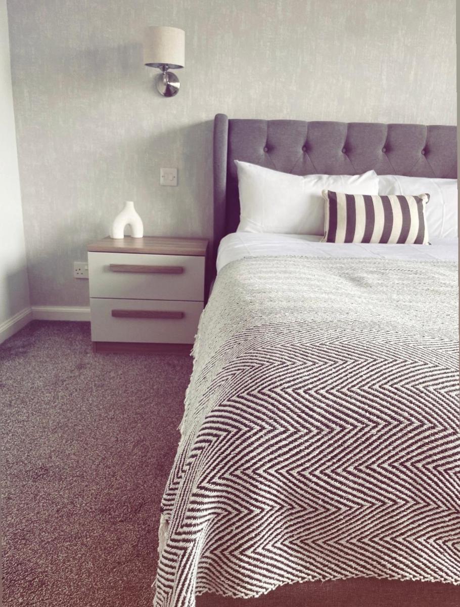Malva - Modern 2 Bedroom Bungalow in Wick Sleeps 4 with private parking - NC500 Route - Housity