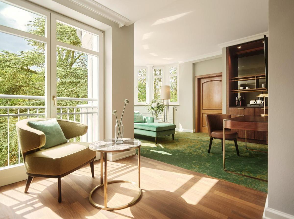 Ein Sitzbereich in der Unterkunft Falkenstein Grand, Autograph Collection Ein Sitzbereich in der Unterkunft Falkenstein Grand, Autograph Collection