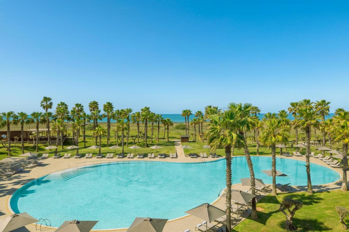 uma vista aérea de uma piscina com palmeiras em The Westin Salgados Beach Resort, Algarve em Albufeira